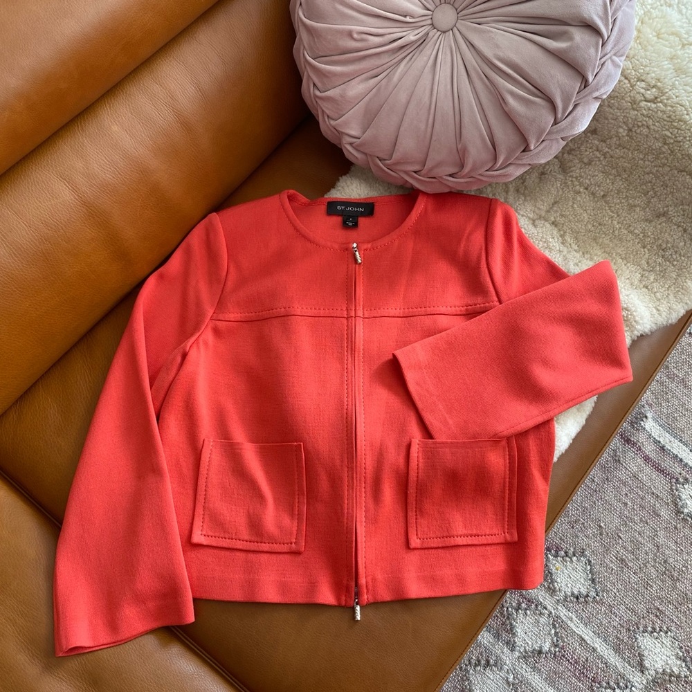 Beautiful St. John Blazer patch pocket front zip 6